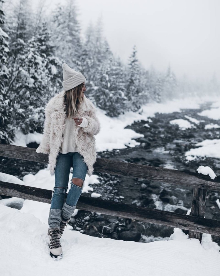 Девушка в зимнем лесу