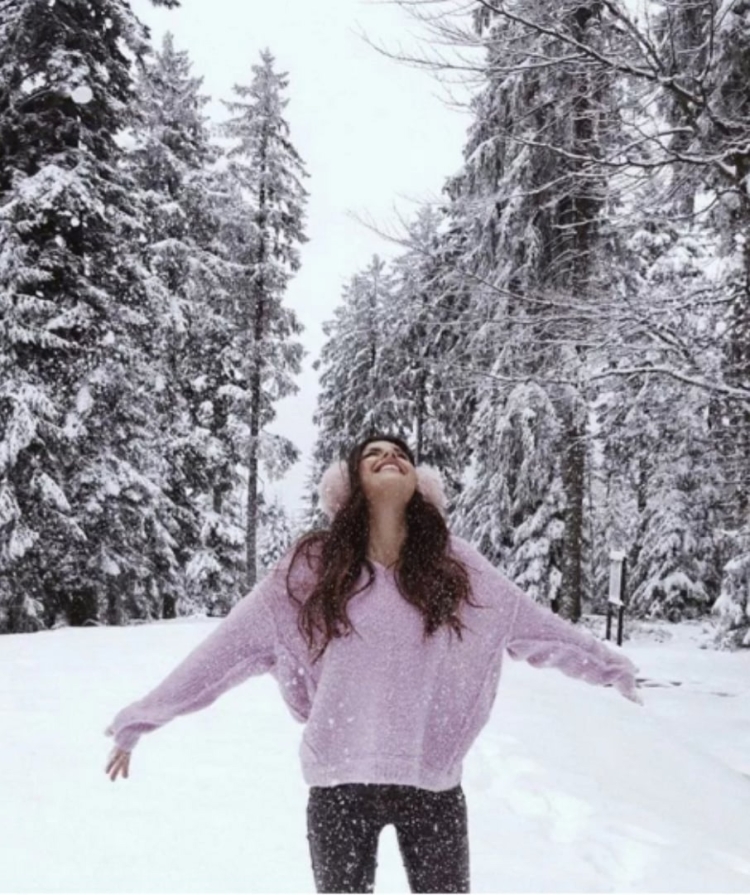 Девушка зимой в лесу