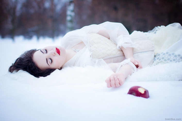 Девушка лежит на снегу