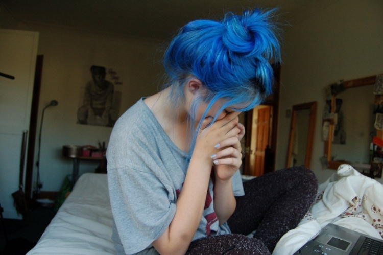 Девушка с синими волосами без лица