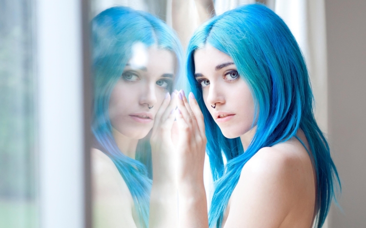 Елена Райтман с голубыми волосами