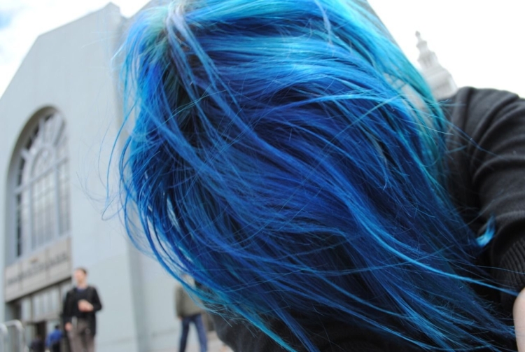 Девушка с синими волосами без лица