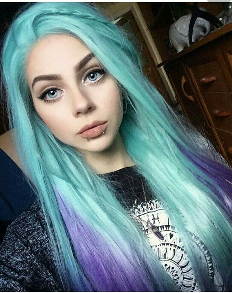 Девушка с бирюзовыми волосами