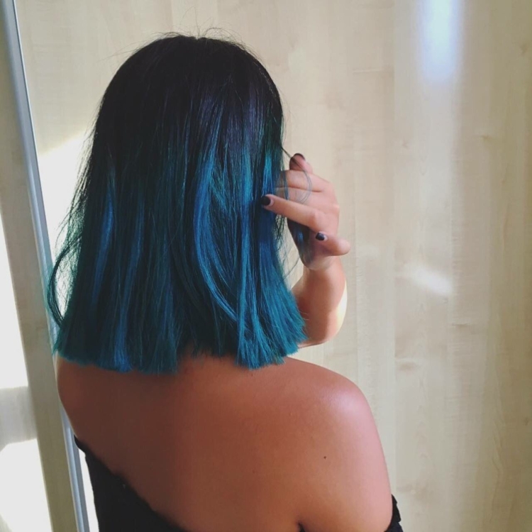 Стрижки синие волосы до плеч