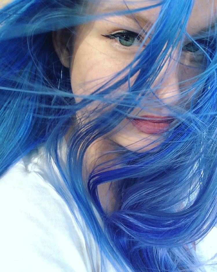 Девушка с голубыми волосами Эстетика