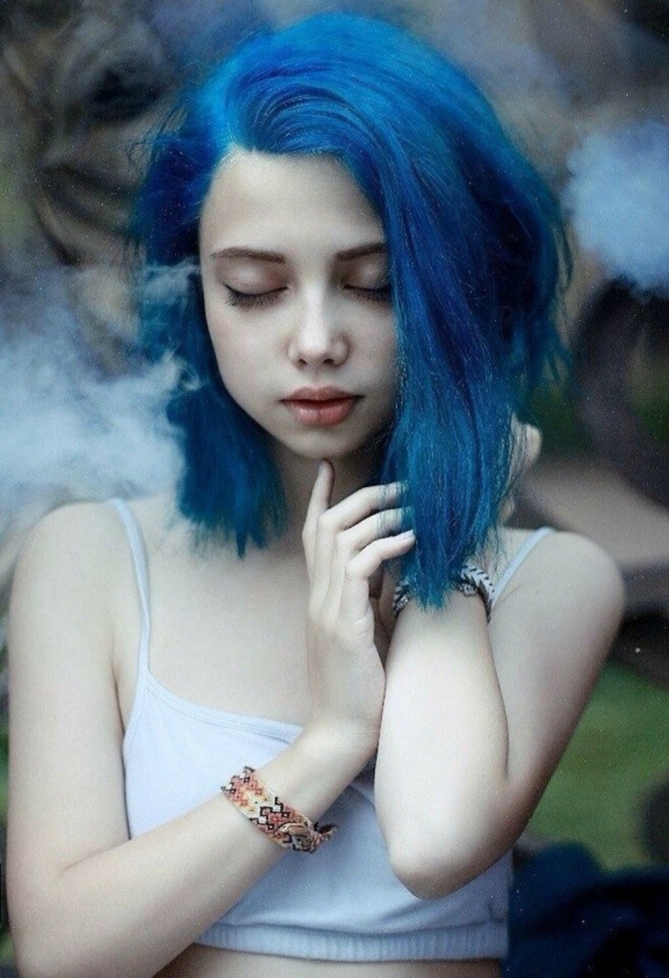 Глория Макфин с голубыми волосами