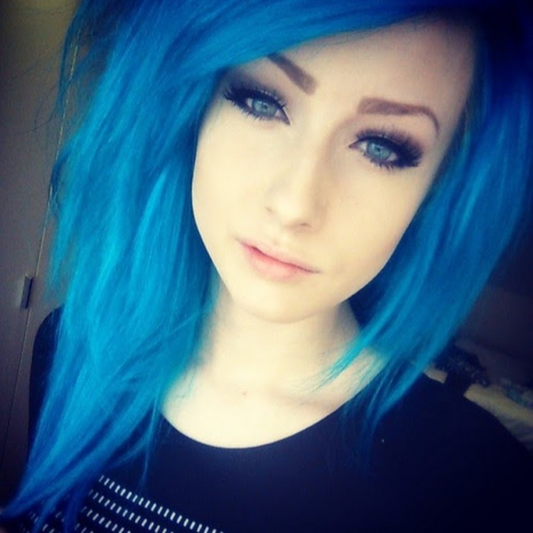 Селфи девушки с синими волосами