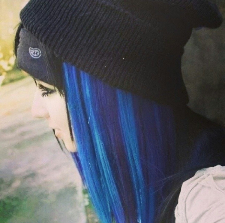 Девочка с синими волосами в шапке