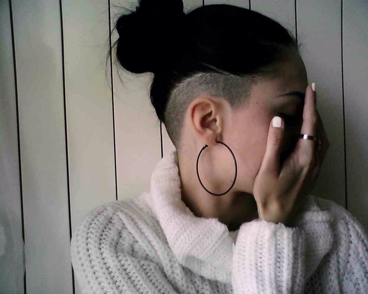 Выбритые виски и затылок у девушек