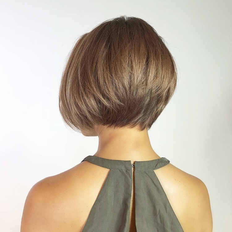 Боб каре на ножке на короткие волосы