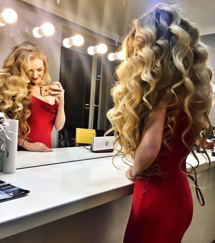 Прическа на конусную плойку