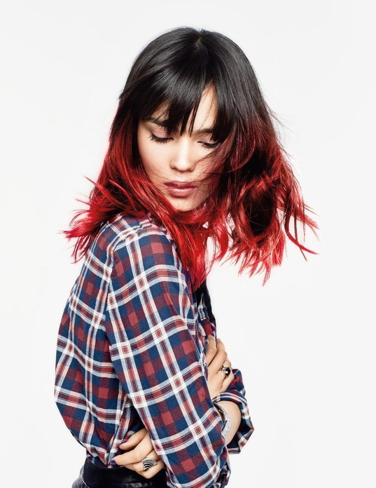 Волосы с красными прядями