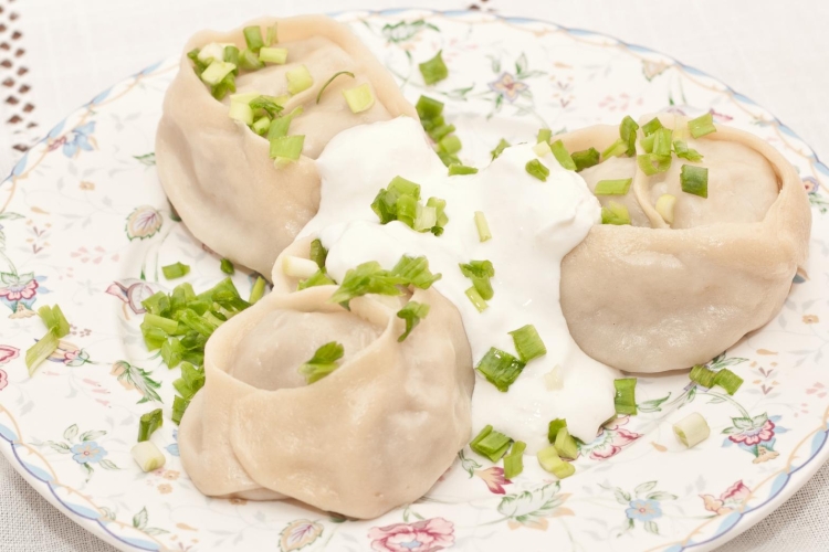 Манты со сметаной