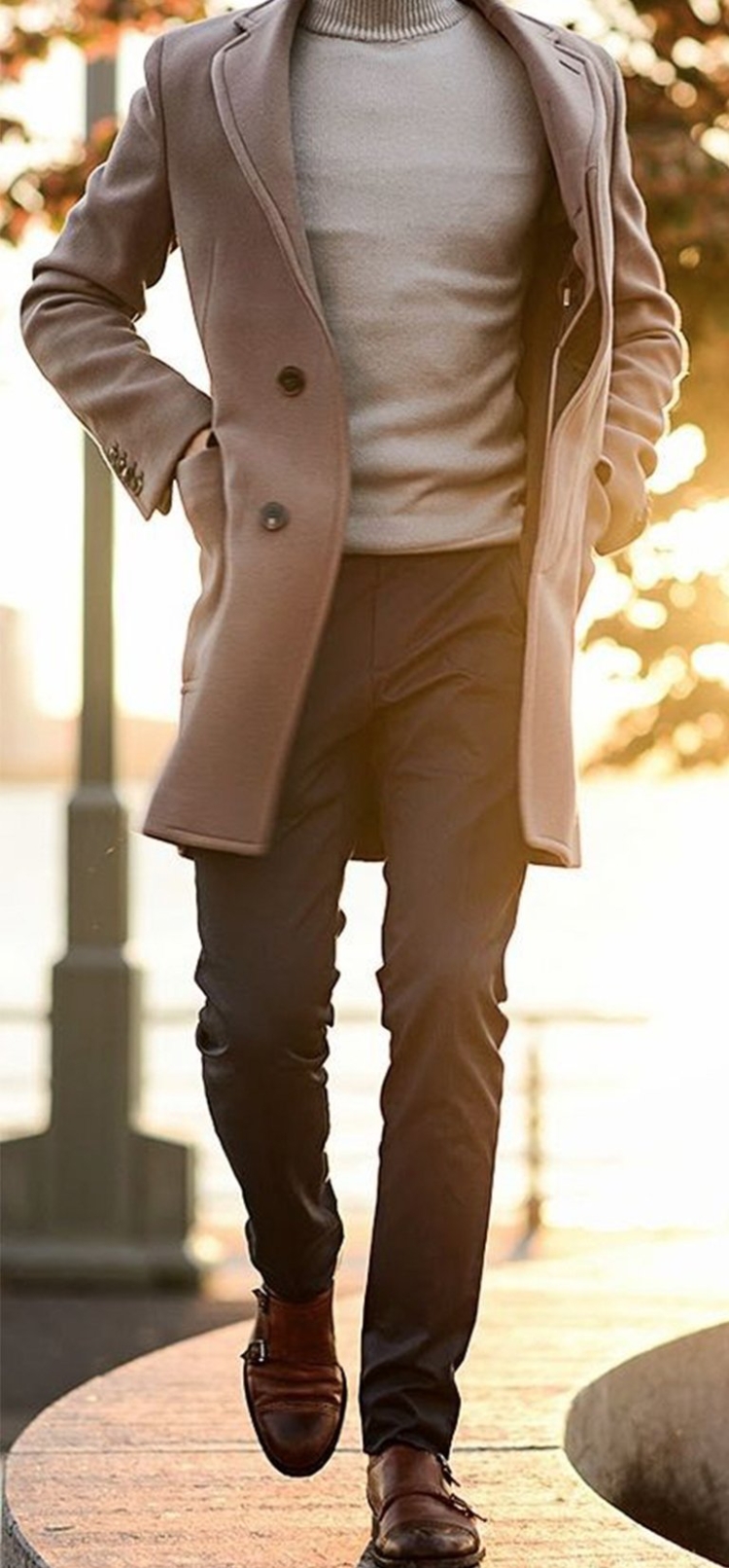 Стильный парень в пальто