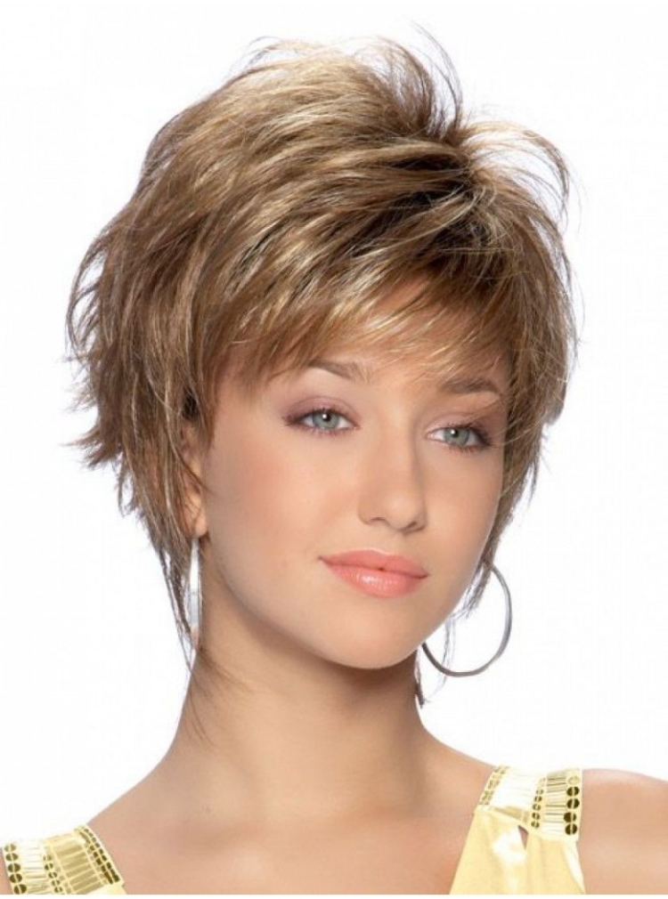 Стрижка Боб Гаврош на средние волосы с челкой