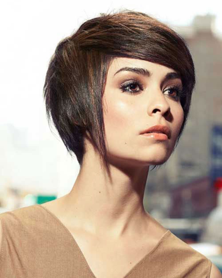 Стрижка Боб каре с длинной челкой