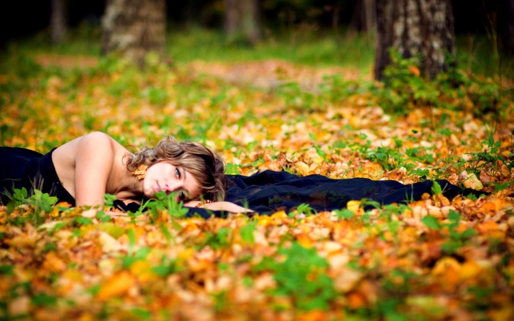 Девушка в осеннем лесу