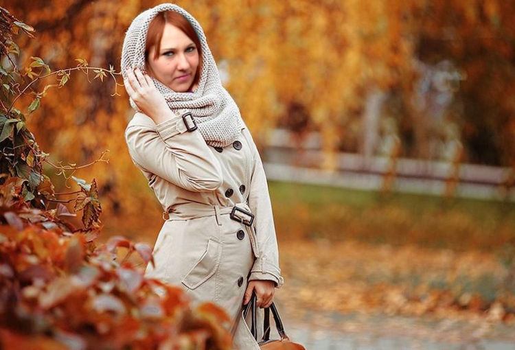 Женщины на улице осенью