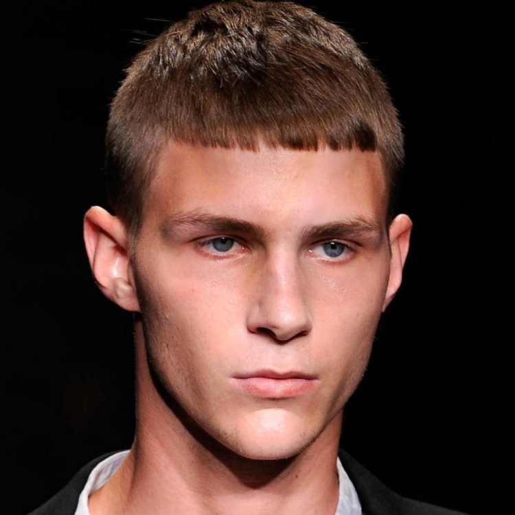 Причёска полубокс мужская с челкой