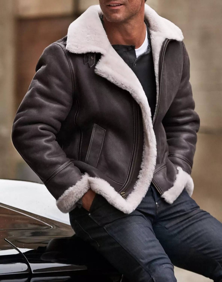 Мужчина в дубленке