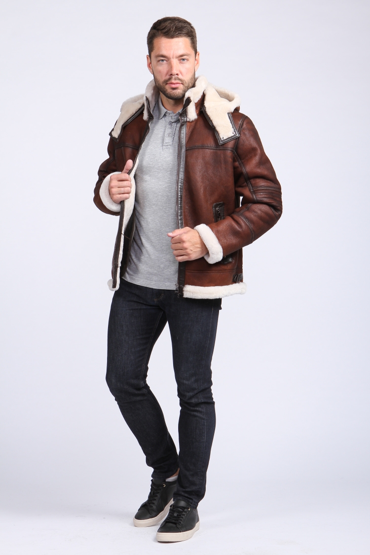 Мужчина в дубленке