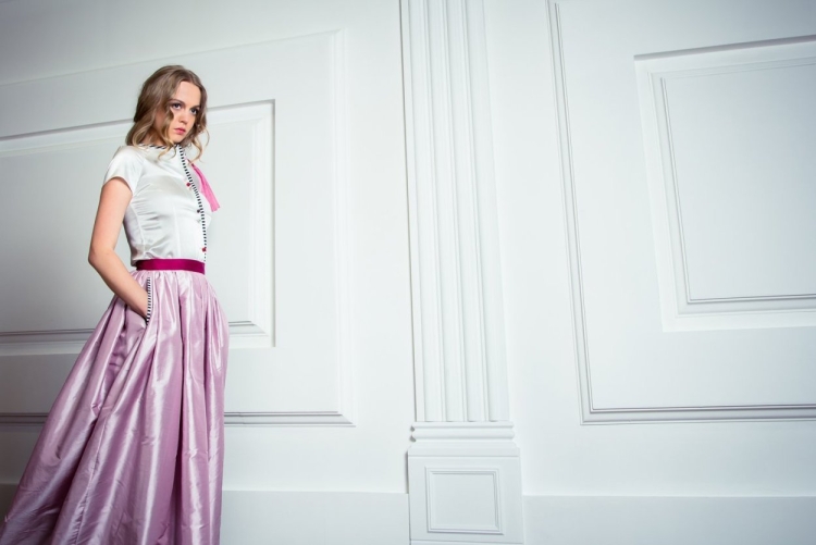 Девушки в шелковых юбках