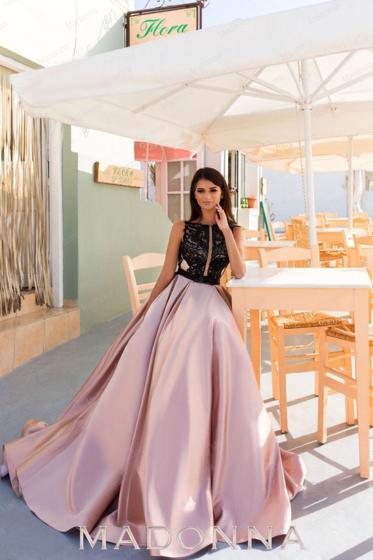 Платье с атласной юбкой