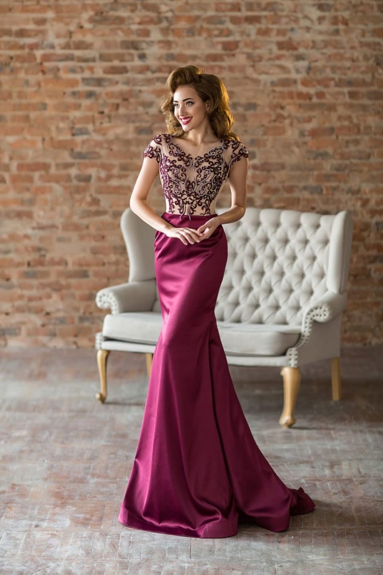 Малиновое атласное платье