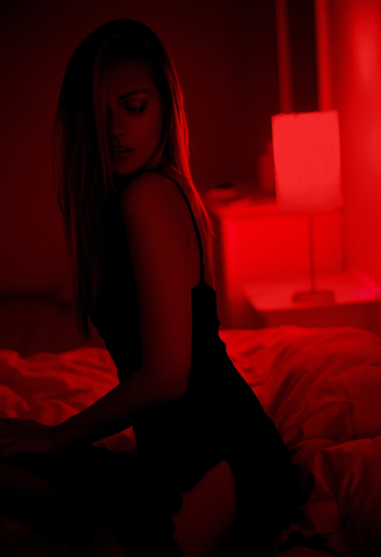 Фотосессия с красным светом