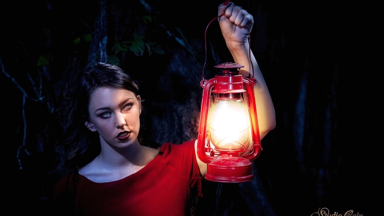 Девушка с керосиновой лампой