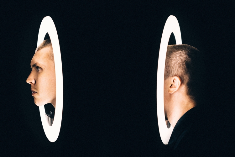 Парень с кольцевой лампой фото в темноте