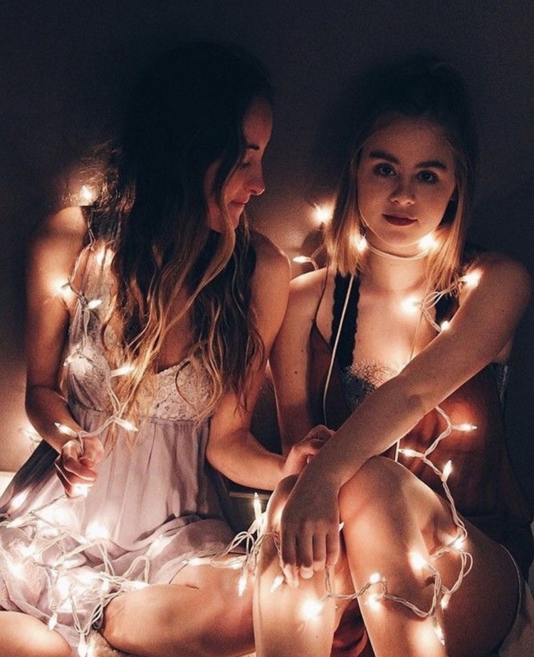 Фотосессия подруг с гирляндой