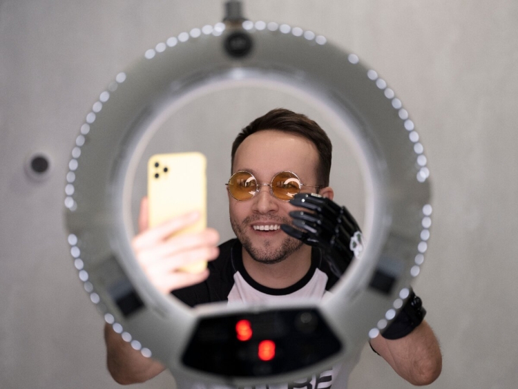 Парень и Кольцевая лампа