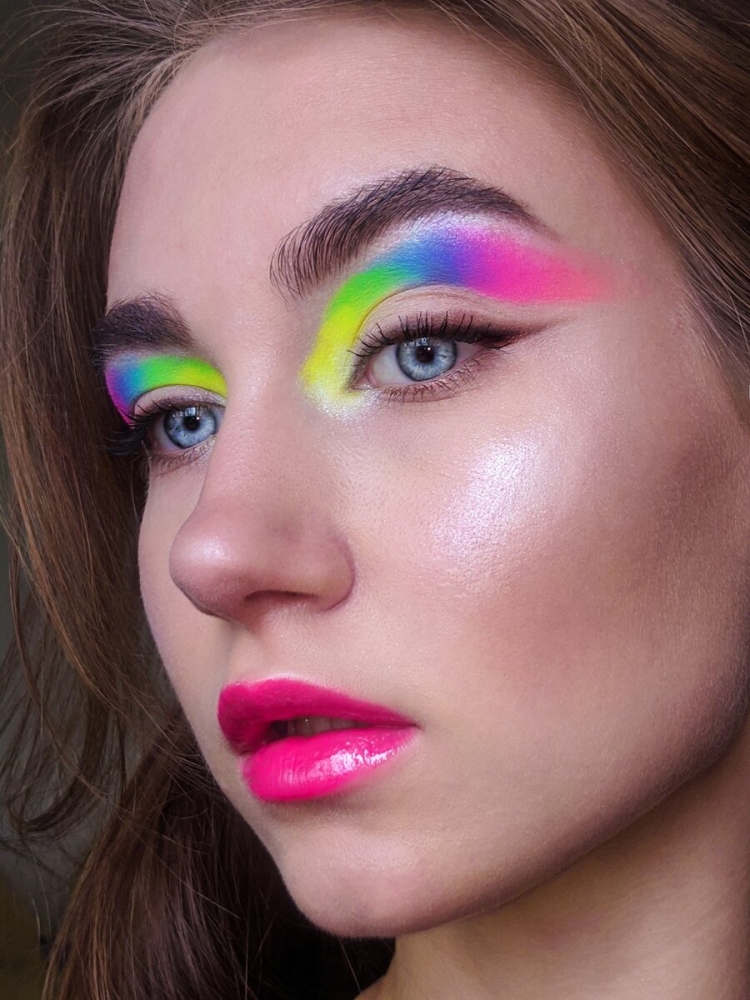 Яркий макияж