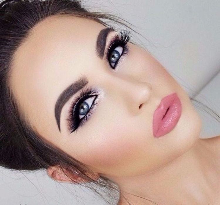 Красивый макияж для голубых глаз