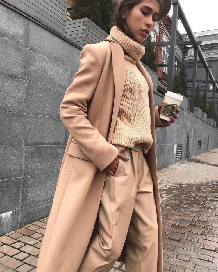 Бежевое пальто оверсайз