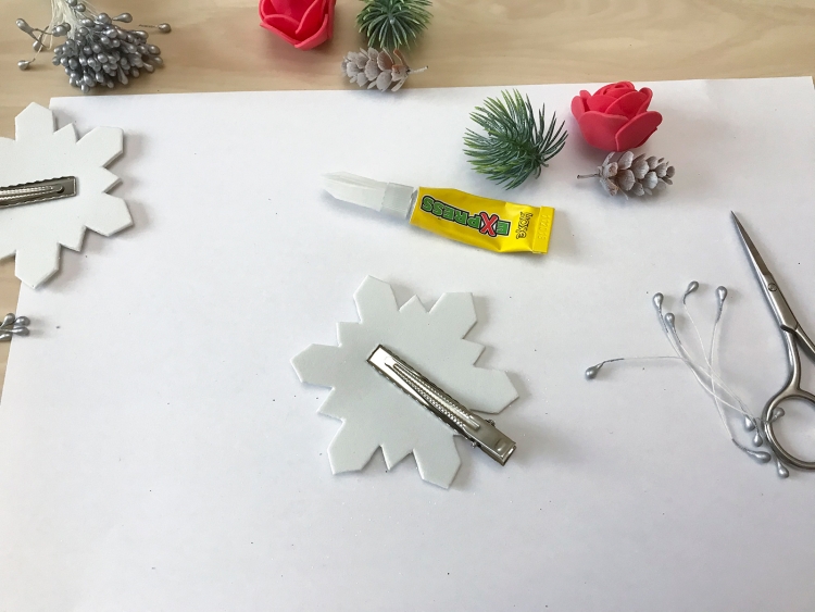 Новогодние заколки из фоамирана своими руками