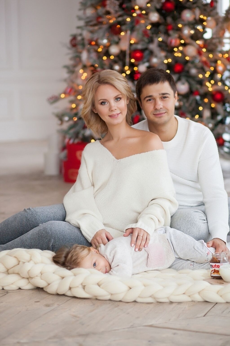 Зимняя фотосессия в студии семейная