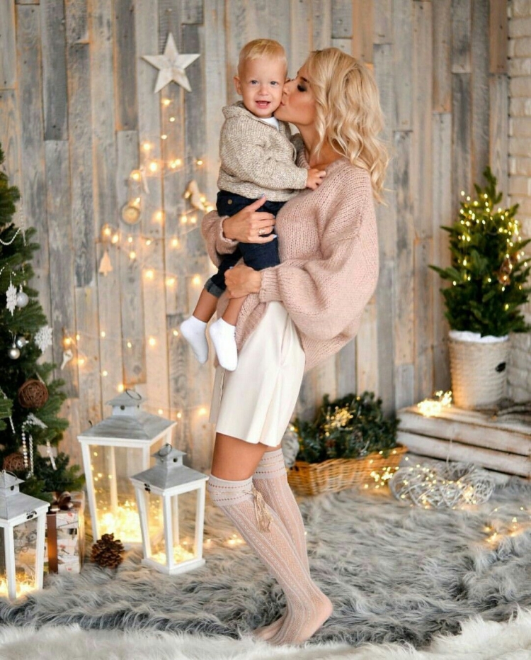 Новогодняя фотосессия в белых свитерах семейная