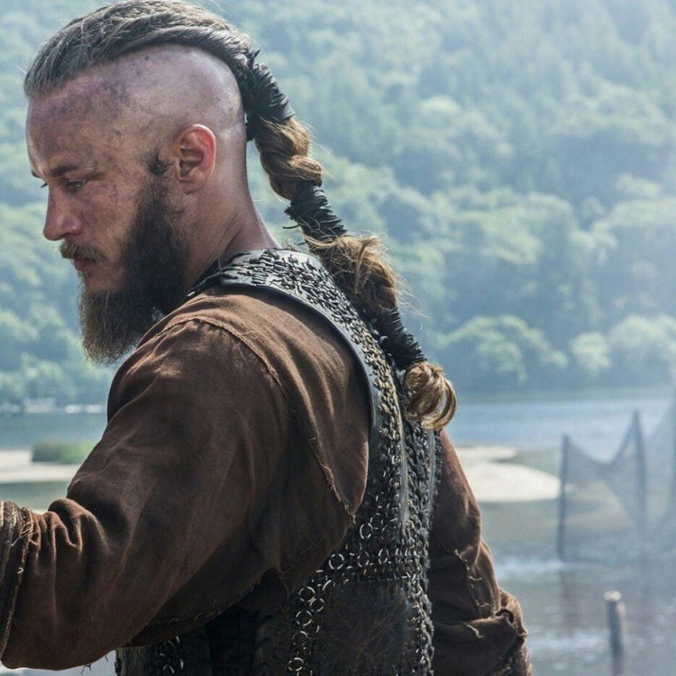 Бьёрн Железнобокий прическа