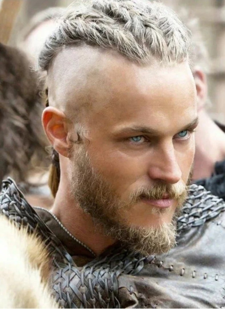 Рагнар Лодброк прическа