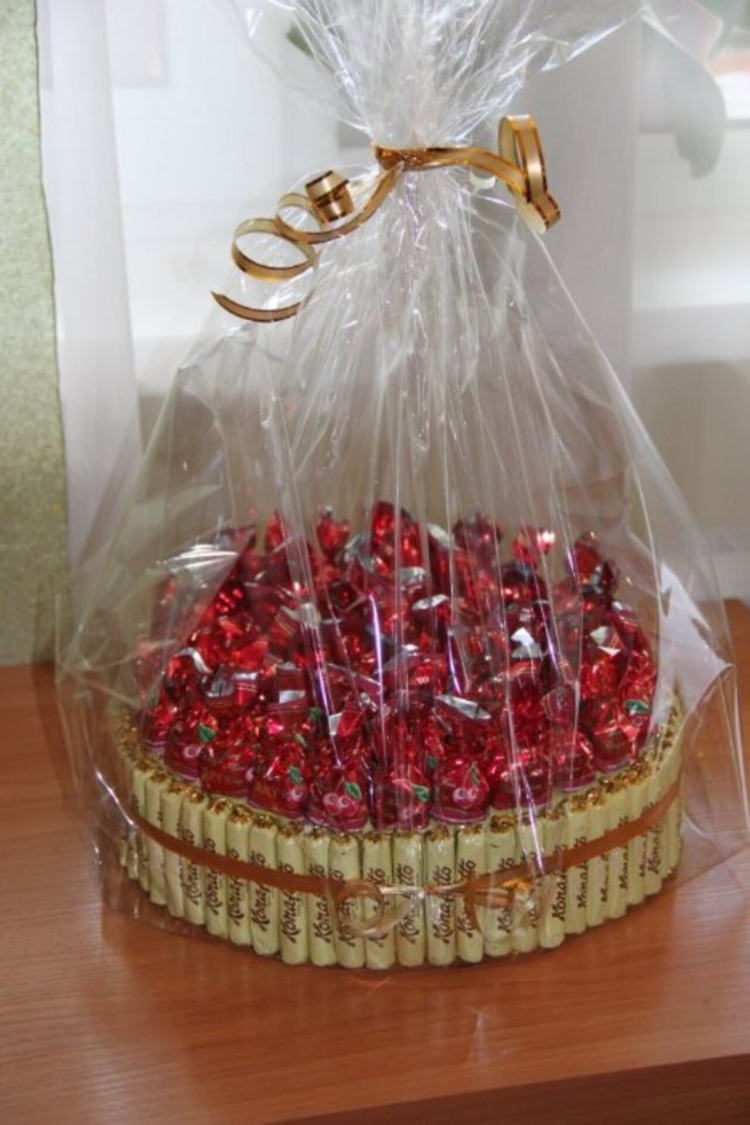 Подарок из конфет подруге