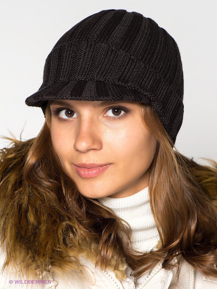Вязаная шапка с козырьком женская