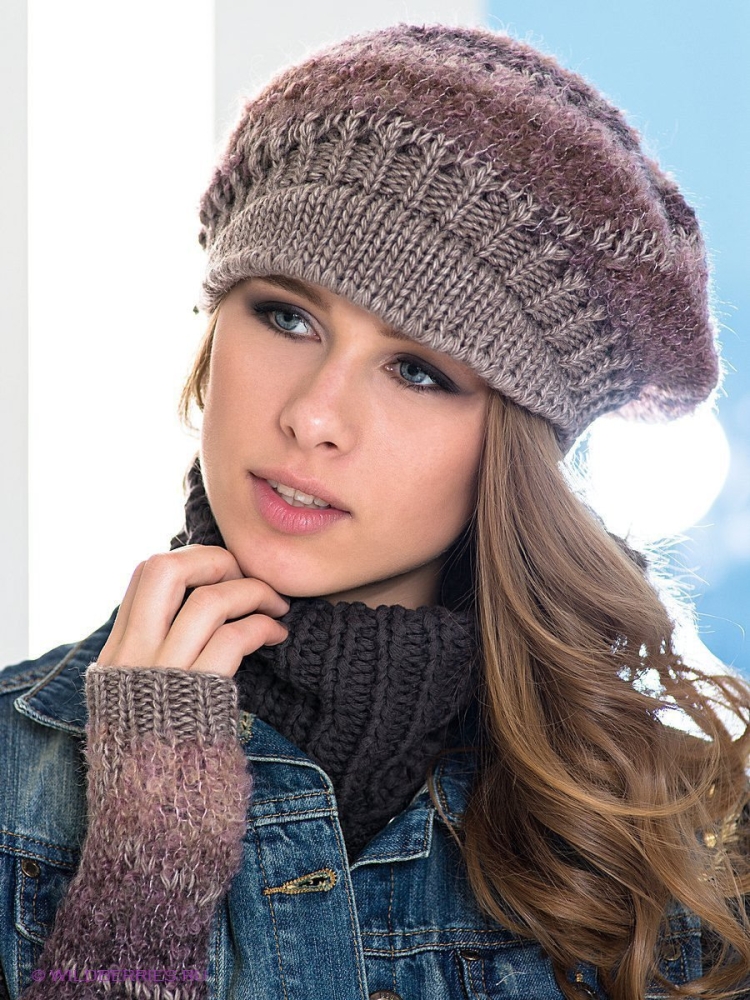 Вязаная шапка с козырьком женская