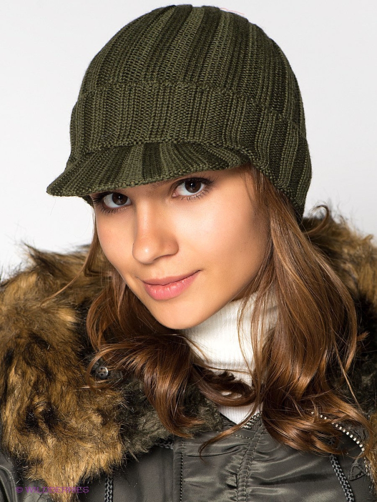 Вязаная шапка с козырьком