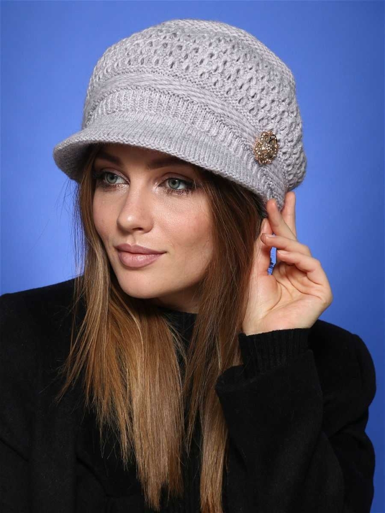 Вязаная шапка с козырьком женская