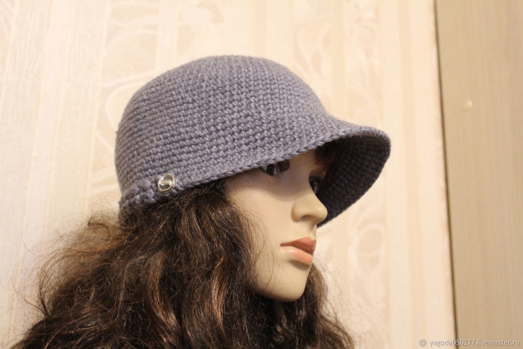 Вязаная кепка с козырьком