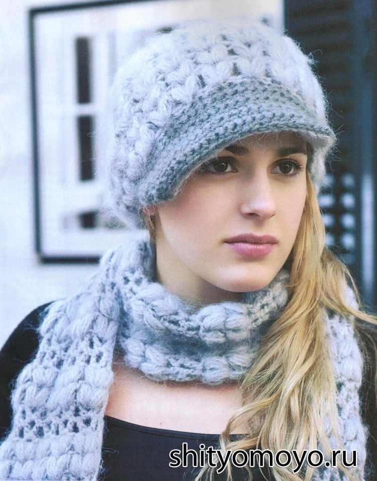 Вязаная шапка объемная с козырьком