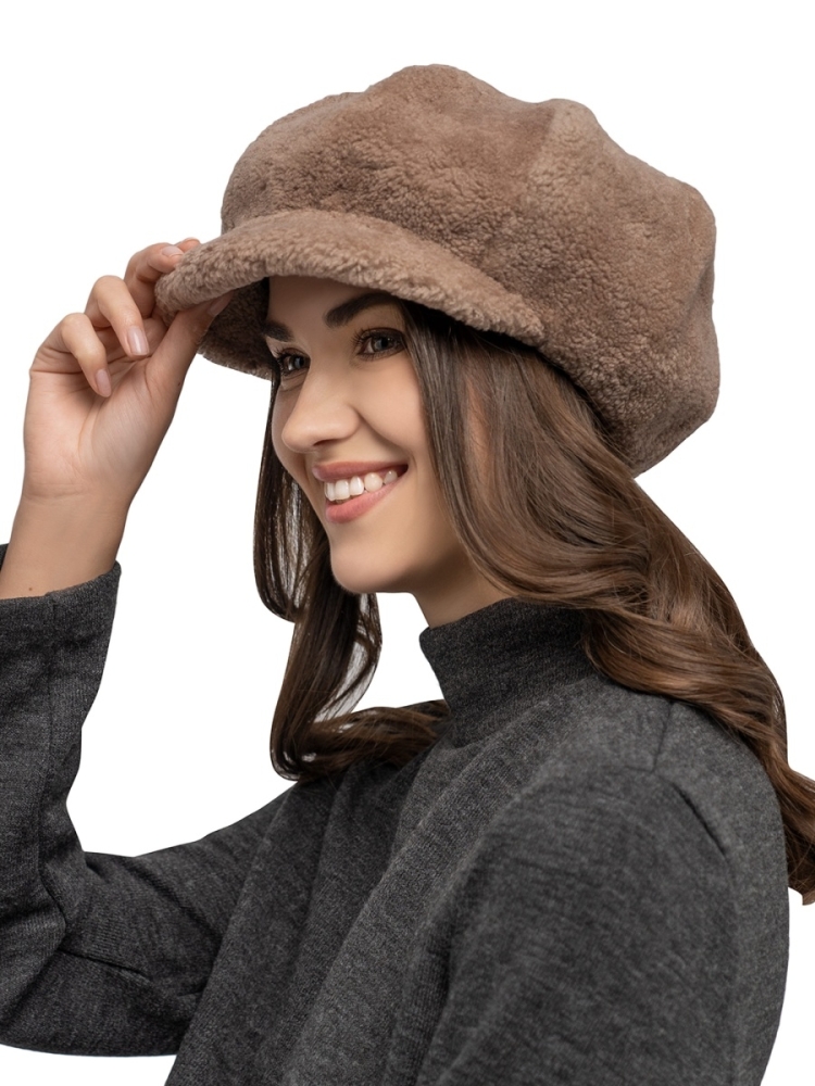 Шапка с козырьком женская