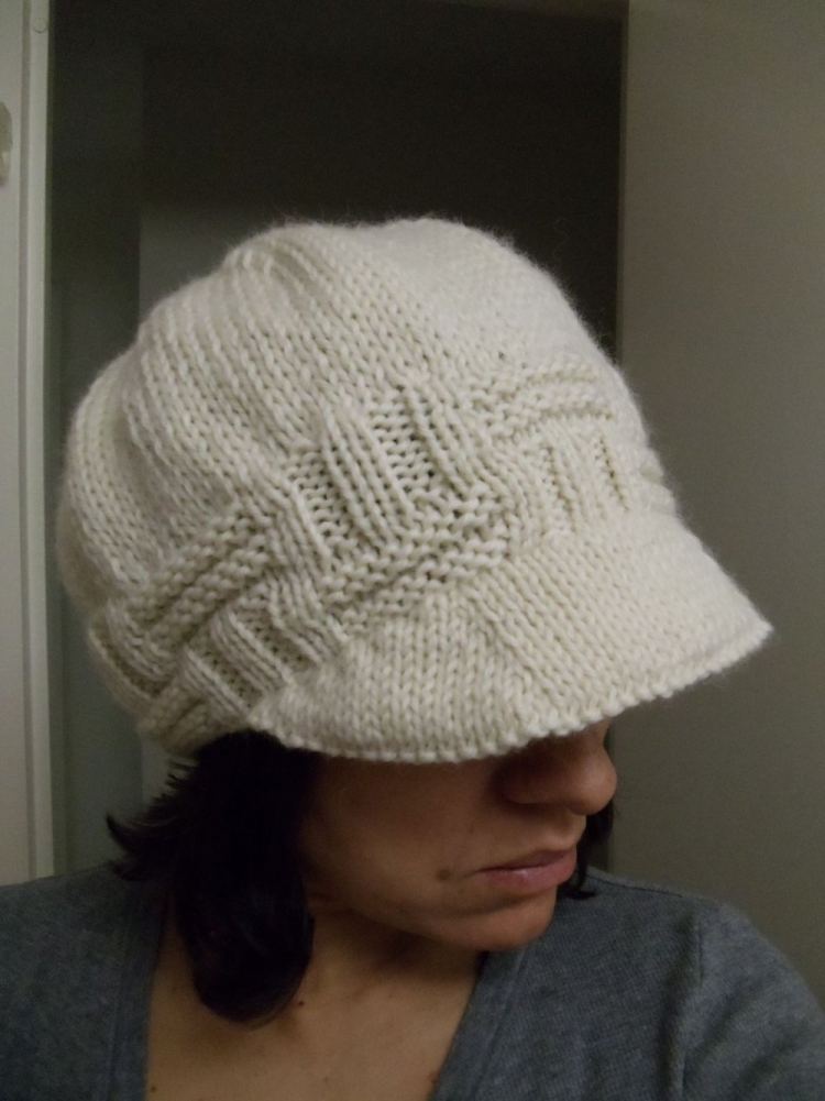 Шапка с козырьком спицами для женщин